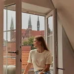 3-level With A View Of St Mary's Basilica By Downtown *