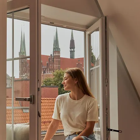 3-level With A View Of St Mary's Basilica By Downtown *