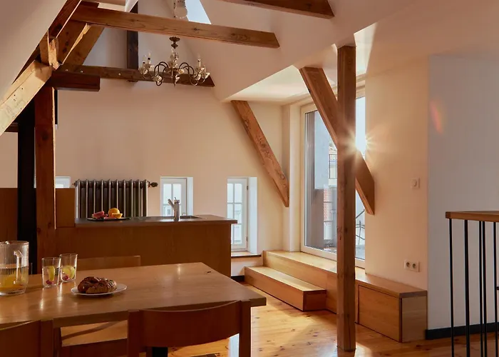 3-level With A View Of St Mary's Basilica By Downtown *